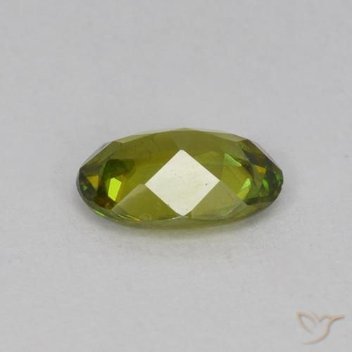 Sphène Vert chaud et terreux naturelle ovale, 0.60 ct, VVS-VS