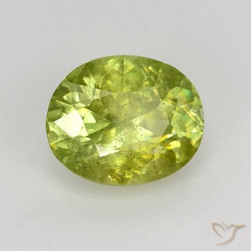 Sphène Vert forêt chaud naturelle ovale, 1.19 ct, VS-SI