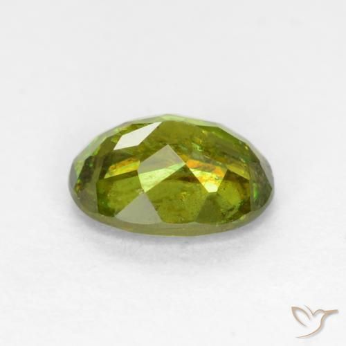 Sphène Vert chaud et terreux naturelle ovale, 0.65 ct, SI
