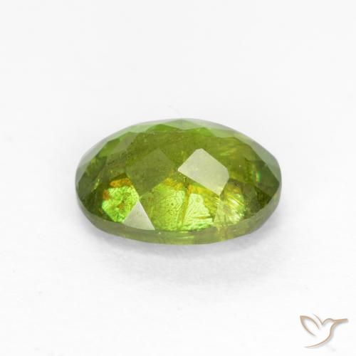 Sphène Forêt verte naturelle ovale, 0.66 ct, SI