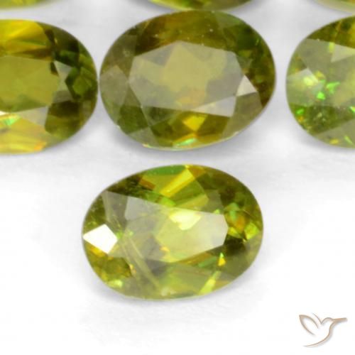 Sphène Vert forêt chaud naturelle ovale, 0.45 ct, VS-SI