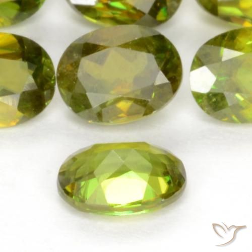 Sphène Vert forêt chaud naturelle ovale, 0.45 ct, VS-SI