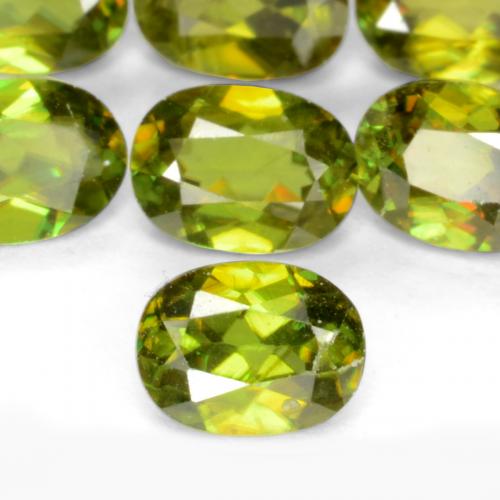 Sphène Vert forêt chaud naturelle ovale, 0.29 ct, VS