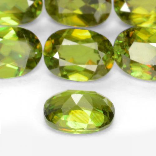 Sphène Vert forêt chaud naturelle ovale, 0.29 ct, VS