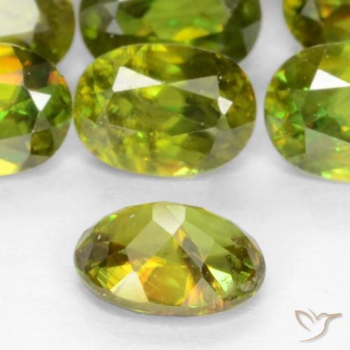 Sphène Vert moyen naturelle ovale, 0.49 ct, VS-SI