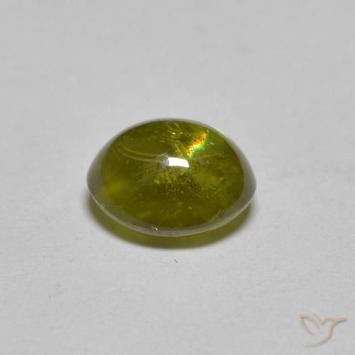 Sphène Vert jaunâtre naturelle ovale, 1.39 ct, Transparent