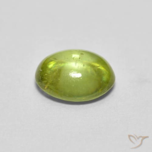 Sphène Vert forêt chaud naturelle ovale, 1.17 ct, Transparent