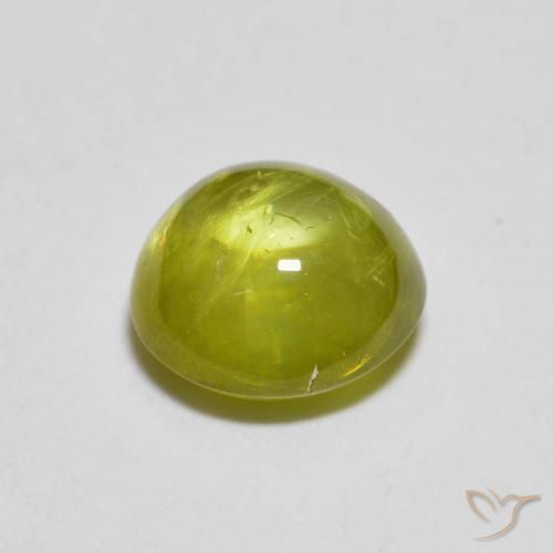 Sphène Vert forêt chaud naturelle ovale, 1.33 ct, Transparent