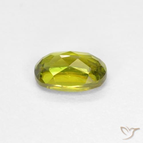 Sphène Vert forêt chaud naturelle ovale, 0.56 ct, VS