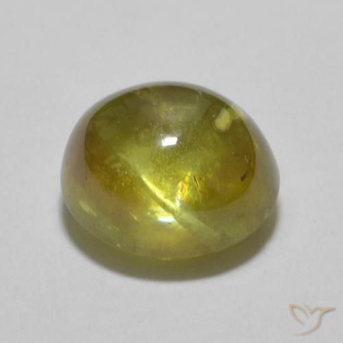 Sphène Vert forêt chaud naturelle ovale, 1.69 ct, Transparent