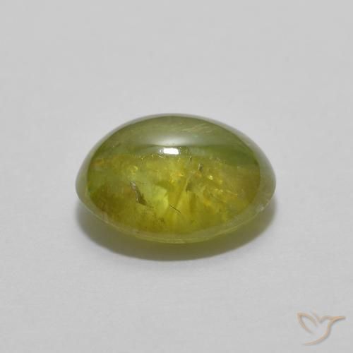 Sphène Vert forêt chaud naturelle ovale, 1.35 ct, Transparent