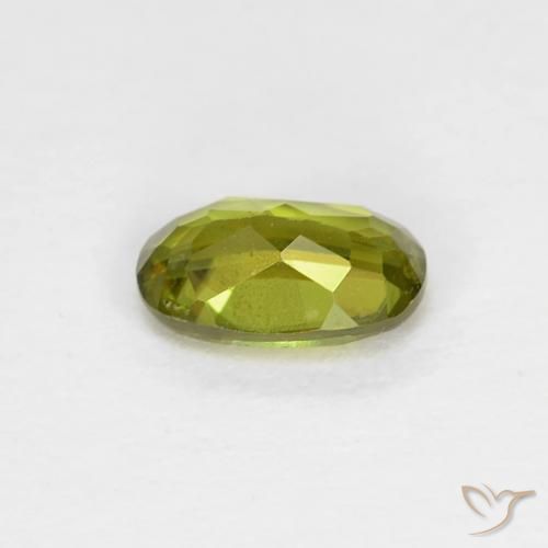 Sphène Vert chaud et terreux naturelle ovale, 0.50 ct, VS