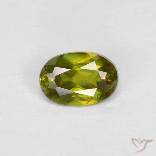 Sphène Vert forêt chaud naturelle ovale, 0.42 ct, VS