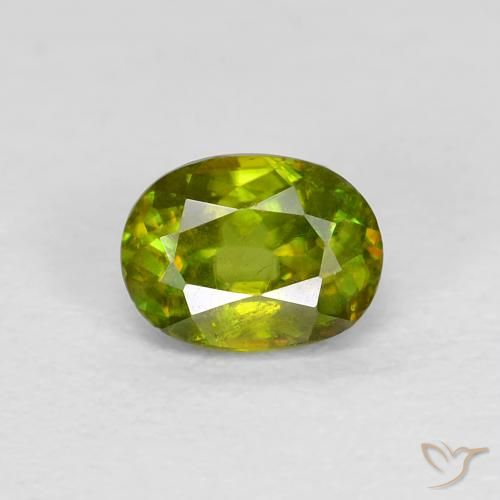 Sphène Medium Dark-Green naturelle ovale, 0.57 ct, VVS-VS