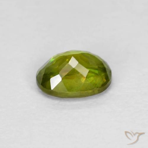 Sphène Medium Dark-Green naturelle ovale, 0.57 ct, VVS-VS