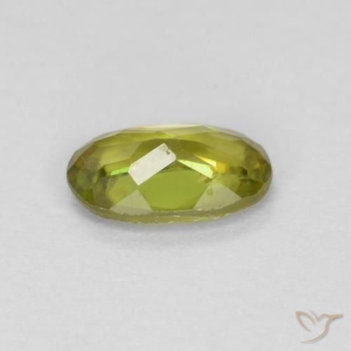 Sphène Vert chaud et terreux naturelle ovale, 0.34 ct, VVS-VS