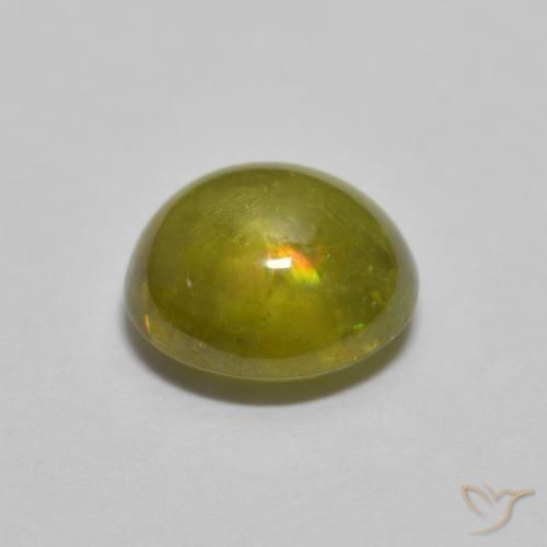 Sphène Vert forêt chaud naturelle ovale, 1.38 ct, Transparent