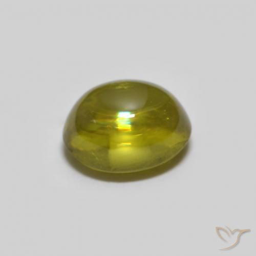 Sphène Vert jaunâtre naturelle ovale, 0.73 ct, Transparent