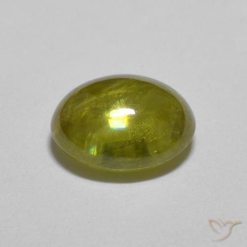 Sphène Vert forêt chaud naturelle ovale, 1.25 ct, Transparent