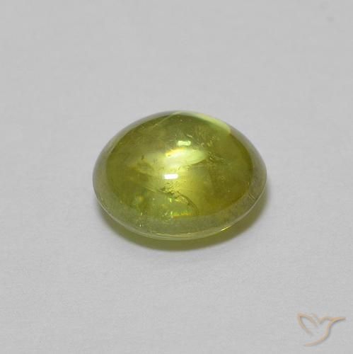 Sphène Vert forêt chaud naturelle ovale, 0.94 ct, Transparent