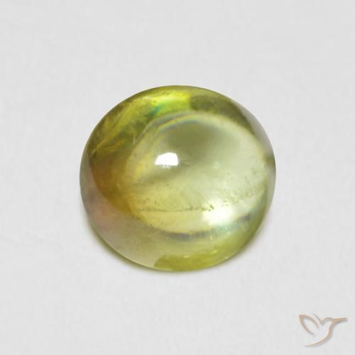 Sphène Vert chaud et terreux naturelle ovale, 0.88 ct, Transparent
