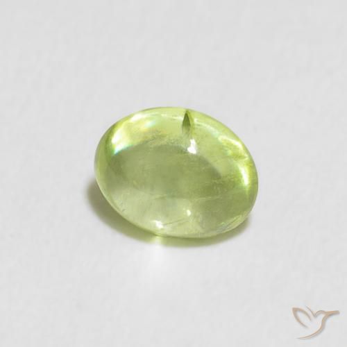 Sphène Vert vif et léger naturelle ovale, 0.68 ct, Transparent