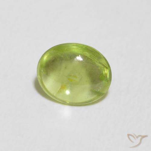 Sphène Vert moyen naturelle ovale, 0.68 ct, Transparent