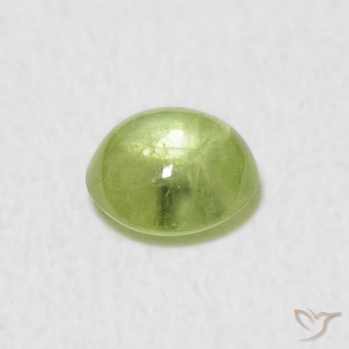 Sphène Vert moyen naturelle ovale, 0.69 ct, Transparent