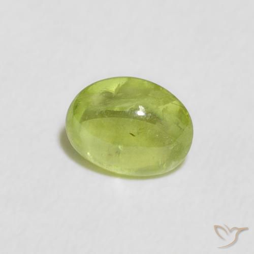 Sphène Vert jaunâtre vif naturelle ovale, 0.77 ct, Transparent