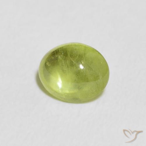 Sphène Vert jaunâtre vif naturelle ovale, 0.76 ct, Transparent