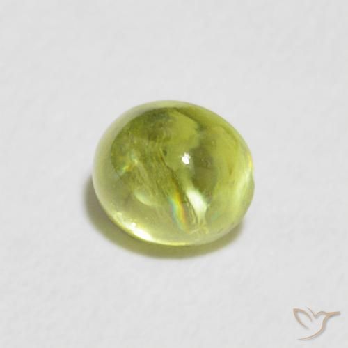 Sphène Vert forêt léger naturelle ovale, 0.65 ct, Transparent