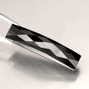 Spinelle noir naturelle baguette, 4,23 ct, opaque