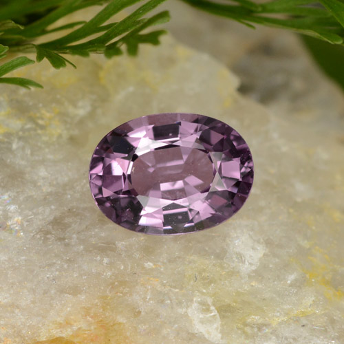 Spinelle pourpre naturelle coupe ovale, 0,97 ct, VVS-VS