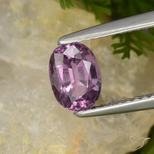 Spinelle Mauve pourpre foncé naturelle ovale, 1.05 ct, VS-SI