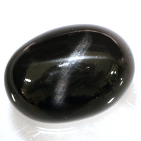 Diopside étoilé noir naturelle coupe ovale, 34,95 ct, opaque