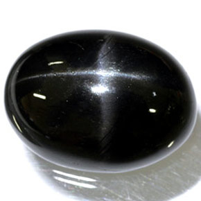 Diopside étoilé noir naturelle coupe ovale, 24,45 ct, opaque