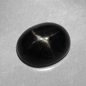 Diopside étoilé noir naturelle coupe ovale, 3,95 ct, opaque