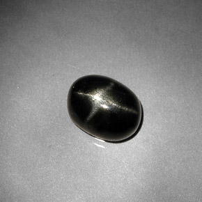 Diopside étoilé noir naturelle coupe ovale, 2,38 ct, opaque