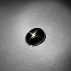 Diopside étoilé noir naturelle coupe ovale, 2,58 ct, opaque