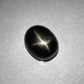 Diopside étoilé noir naturelle coupe ovale, 2,63 ct, opaque