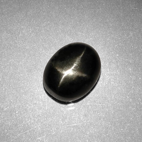Diopside étoilé noir naturelle coupe ovale, 2,63 ct, opaque