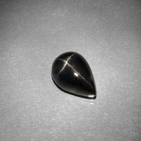 Diopside étoilé noir naturelle en forme de poire, 2,75 ct, opaque