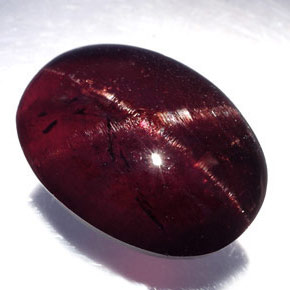 Grenat étoilé noir naturelle coupe ovale, 19,80 ct, opaque