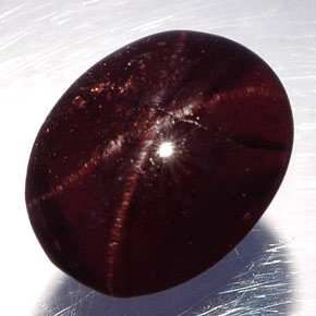 Grenat étoilé noir naturelle coupe ovale, 7,01 ct, translucide