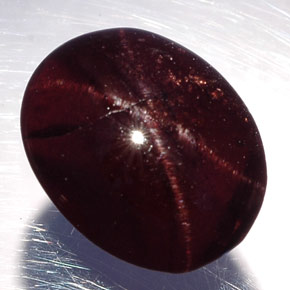 Grenat étoilé noir naturelle coupe ovale, 7,01 ct, translucide