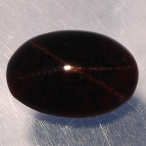 Grenat étoilé noir naturelle coupe ovale, 3,87 ct, translucide