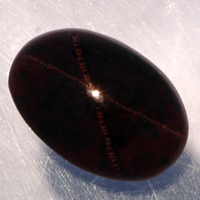 Grenat étoilé noir naturelle coupe ovale, 3,87 ct, translucide