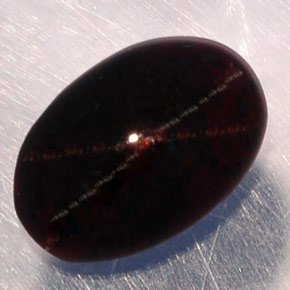 Grenat étoilé noir naturelle coupe ovale, 3,87 ct, translucide
