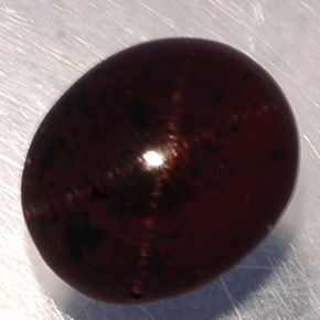 Grenat étoilé noir naturelle coupe ovale, 5,02 ct, translucide