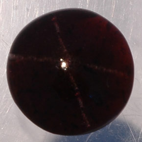Grenat étoilé noir naturelle coupe roude, 4,36 ct, translucide